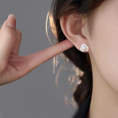 S925 Silver-plated Stud French Vintage Mini Earrings Fresh and Elegant Small Flower Stud Earrings Female White Flower Pearl Stud Earrings