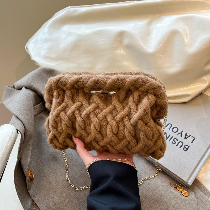 Modische Strickgarn Umhängetaschen für Damen Handgehäkelte Handtaschen Gewebte Umhängetasche Wolkenknödeltasche Beutel Geldbörse