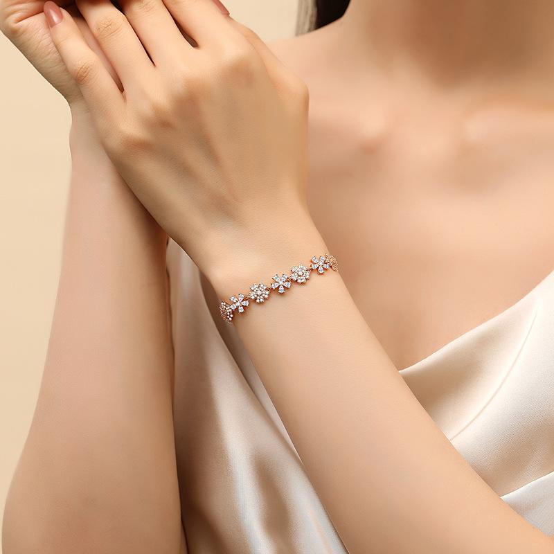 

Легкий роскошный темпераментный цветочный браслет для женщин, нишевый дизайн, циркон, ювелирные изделия для поездок на работу