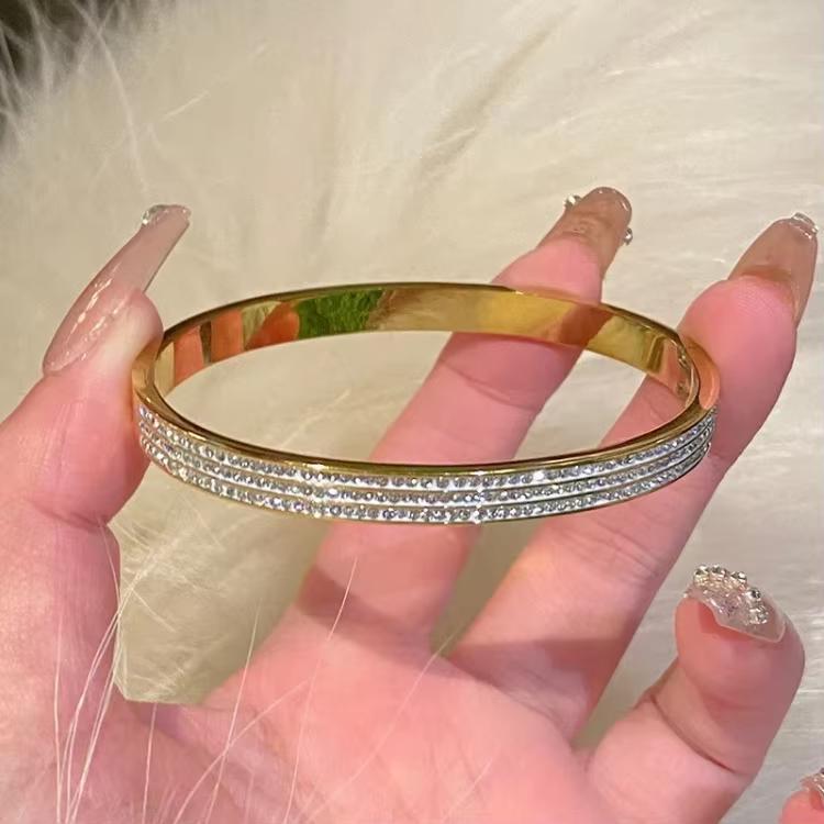 Golden Womens Bracelet Titanium Jewelry 18K Gold-plated Waterproof Rust Proof Non Color Changing Mens and Womens Couple Jewelry