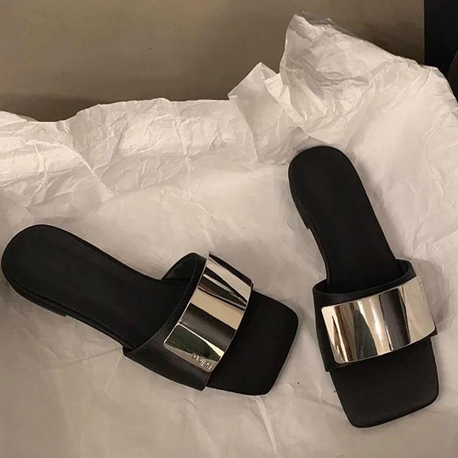 

Square head temperament flat bottom slippers women s outer wear metal design open toe 2025 daily versatile French one-word cool slippers 40 чёрный