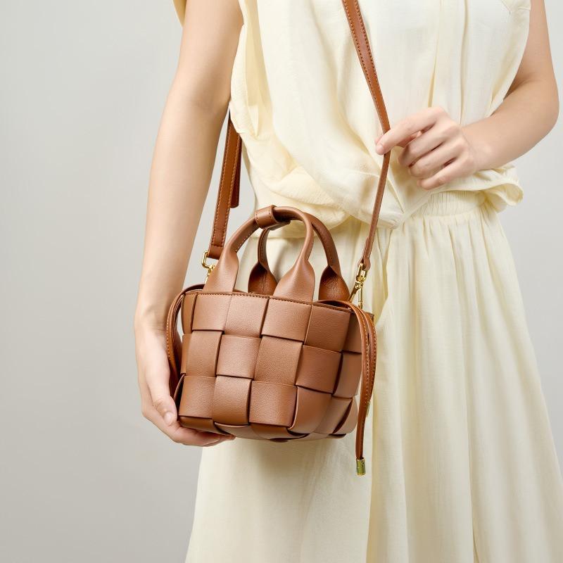 New high-end leather woven vegetable basket women's bag niche design women's soft cowhide portable messenger bucket bag