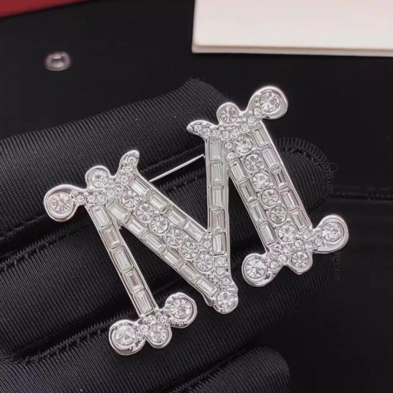 

Letter M Bear Brooch Pin For Women Light Luxury Inlaid Rhinestone Brooch Unisex Fashion Suit Pins Accessories For Party серебряный