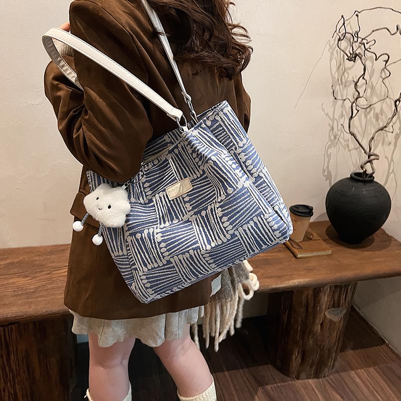 

Large capacity striped canvas bag women s 2025 new winter lazy wind shoulder messenger backpack commuter tote bag 30*10*26