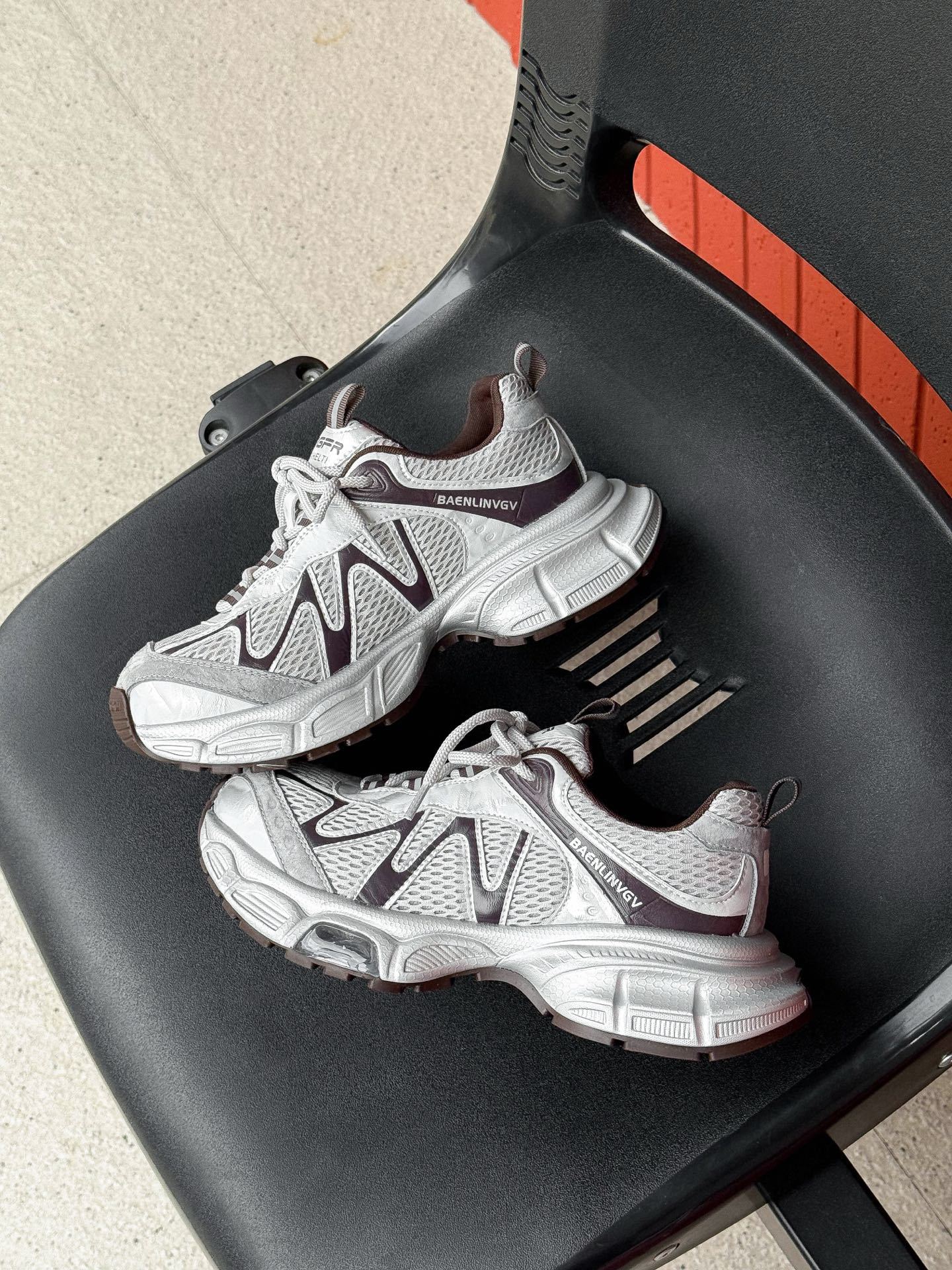 

Трендовые и тонкие кожаные кроссовки на толстой подошве для женщин, новинка осени 2025 года, сетчатые дышащие удобные универсальные спортивно-повседневные туфли 40