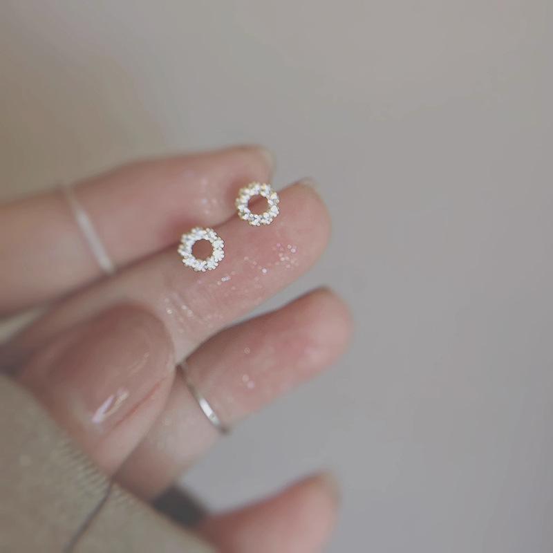 

Мини-кристальные яркие маленькие круглые серьги женские простые нишевые серьги для сна осень и зима