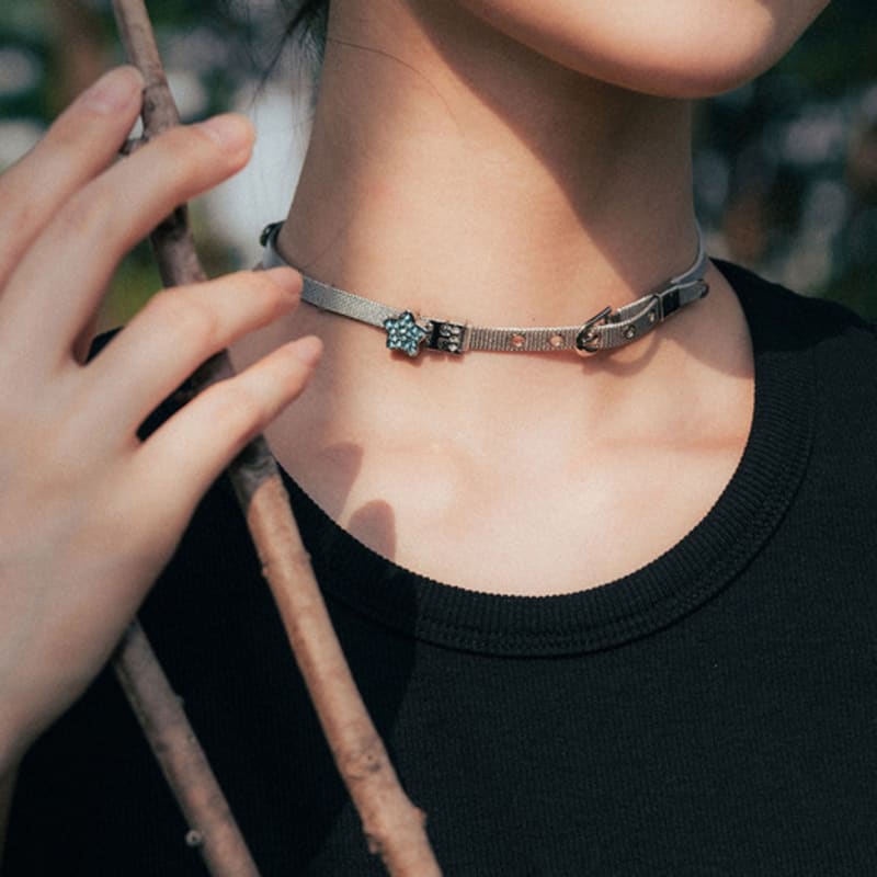 

HIGHSCHOOLDISCO H Glitter Choker Necklace free