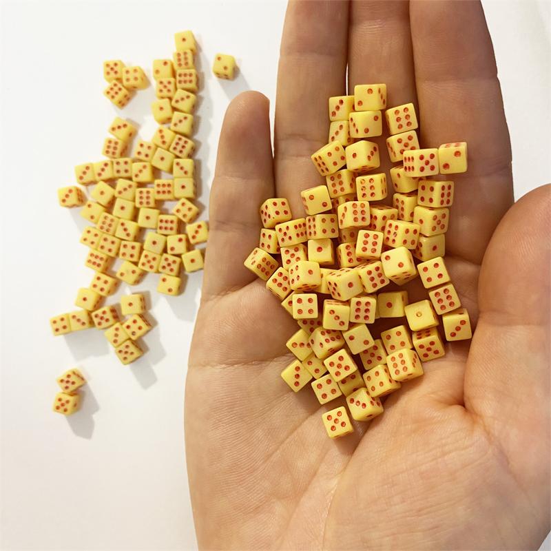 100 Stücke 5*5*5mm Mini D6 Acryl Gaming Rechtwinklig Punkt Würfel Standard Sechsseitige Würfel für Brettspiel zubehör