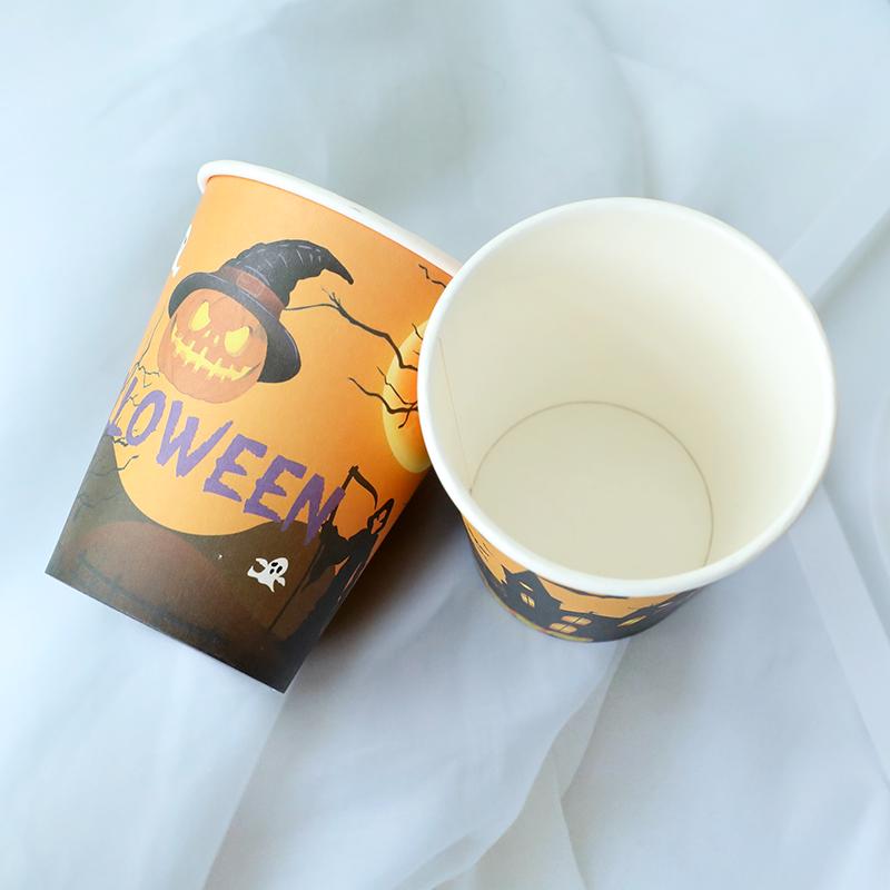 Zestaw zastawy stołowej na imprezę tematyczną Halloween: Obrus dyniowy, Talerzyki i kubki jednorazowe