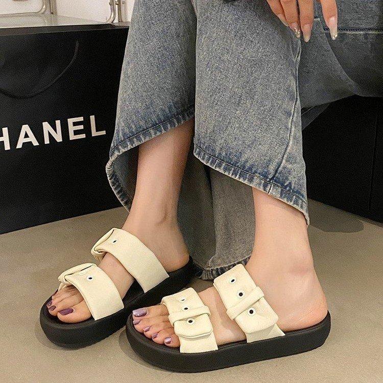 Simple Internet celebrity outer wear soft-soled slippers women's ins summer 2025 new black non-slip premium cool slippers