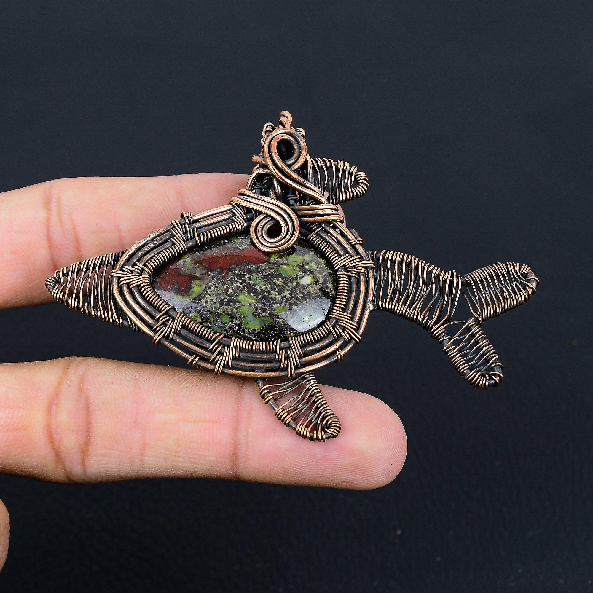 

Уникальный драгоценный камень из яшмы с кровью дракона ручной работы из чистой медной проволоки, обернутый рыбой, кулон, ювелирные изделия 2.55 Inches зелёный