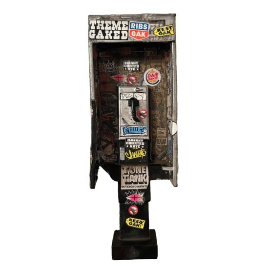 Miniature American Payphone Decoration 1/12 Scale Vintage Mini Graffiti Payphone Model Dollhouse Urban Street Phone Home Office Ornament