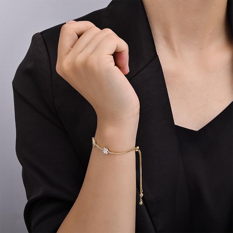 Elegant Four-Leaf Clover Zircon Bracelet for Women - Luxurious, Sparkling, High-End Design Jewelry Accessory