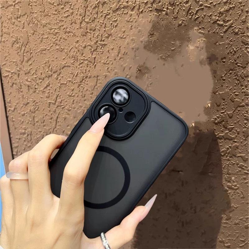 Applicable To Apple 17 Yadun Frosted Skin Sensitive Magnetic Suction Phone Case IPhone 16 Full Pack Lens Film Protection Case