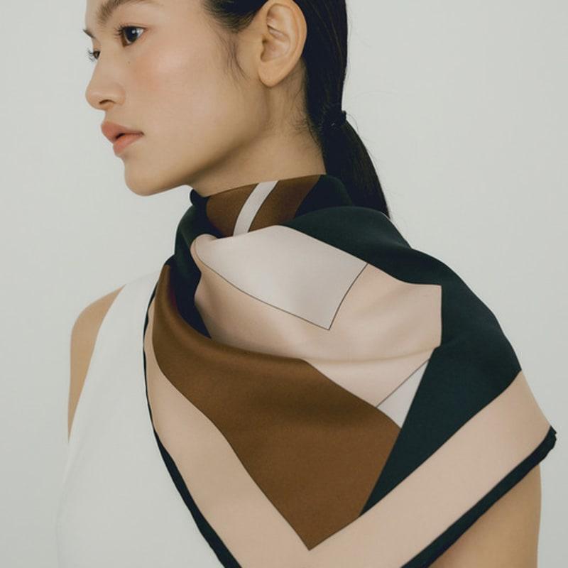 AVVINA PELLE Ap Square Silk Scarf 90 - Navy/Camel