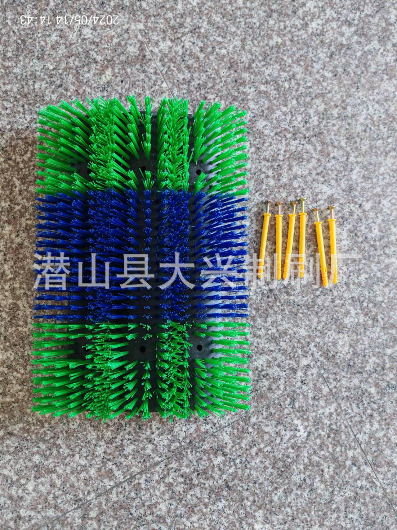 

Extra-Large Folding Rotating Horse Grooming Brush with Massage and Itch Relief Features.