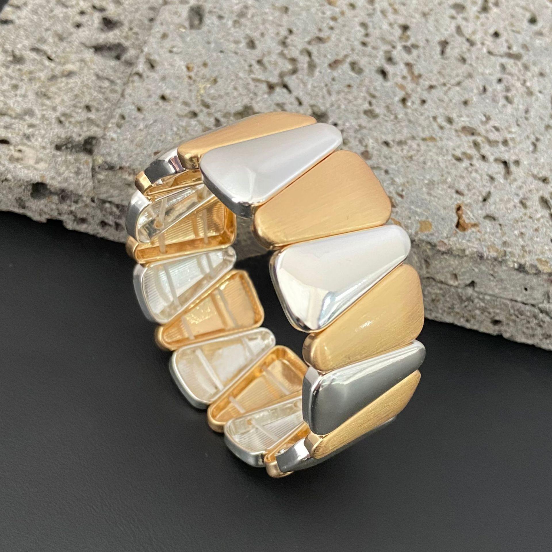 

Новый треугольный браслет из матового сплава, нерегулярные контрастные цвета, универсальный эластичный браслет для мужчин и женщин