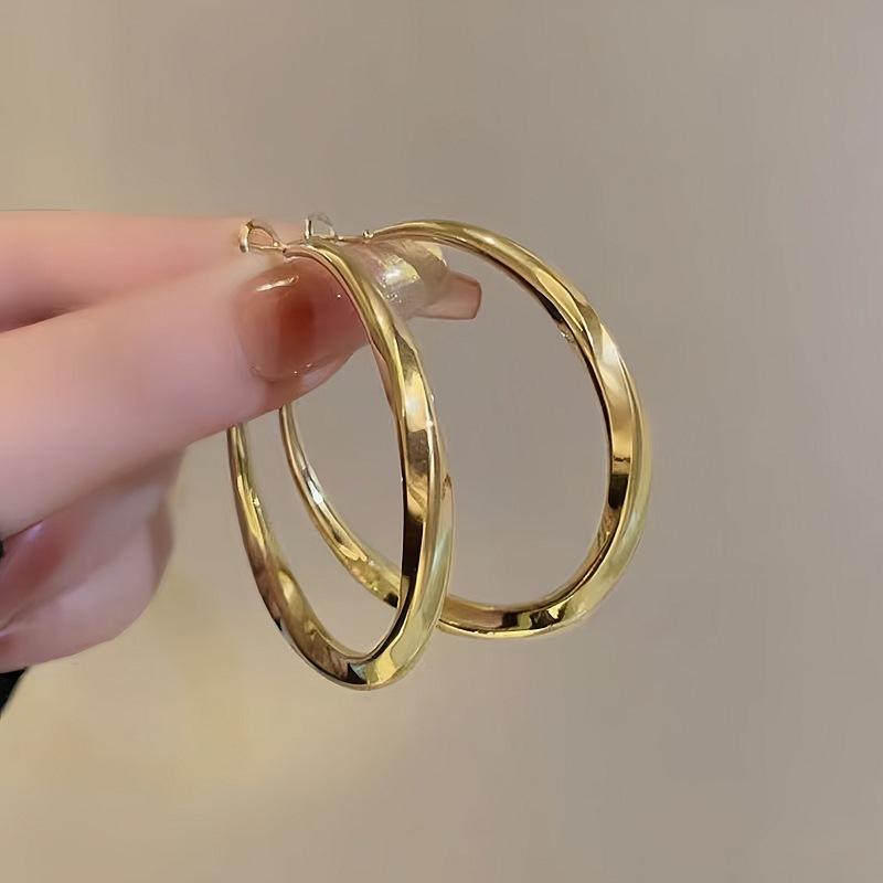 Temperament Irregular Twisted Round Earrings Retro Simple Fashion Light Luxury High-End Glossy Exaggerated Earrings