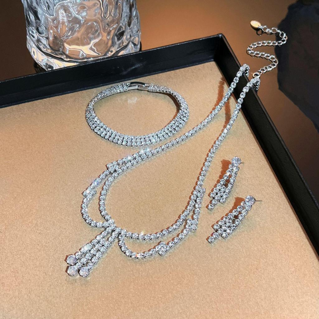Elegant 2024 Women's Necklace, Bracelet, and Earring Set – Luxurious Shiny Diamond Collarbone Chain