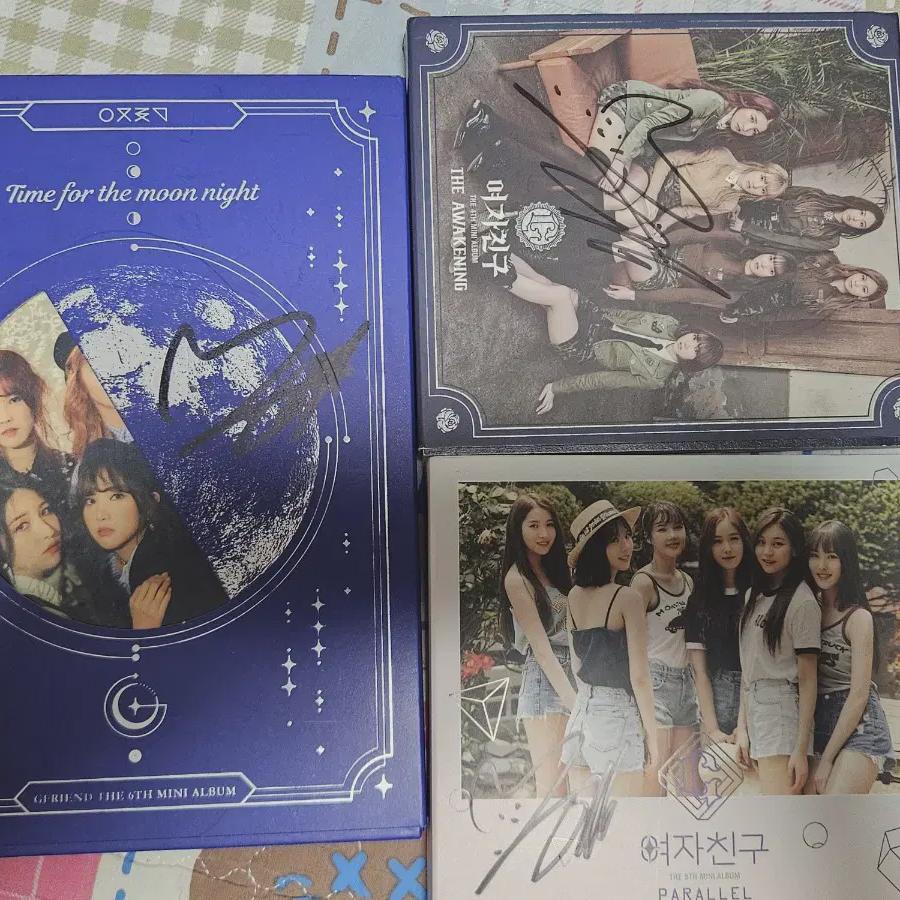 

Партия альбомов, подписанных ее девушкой Йерин (вероятно, все компоненты там есть