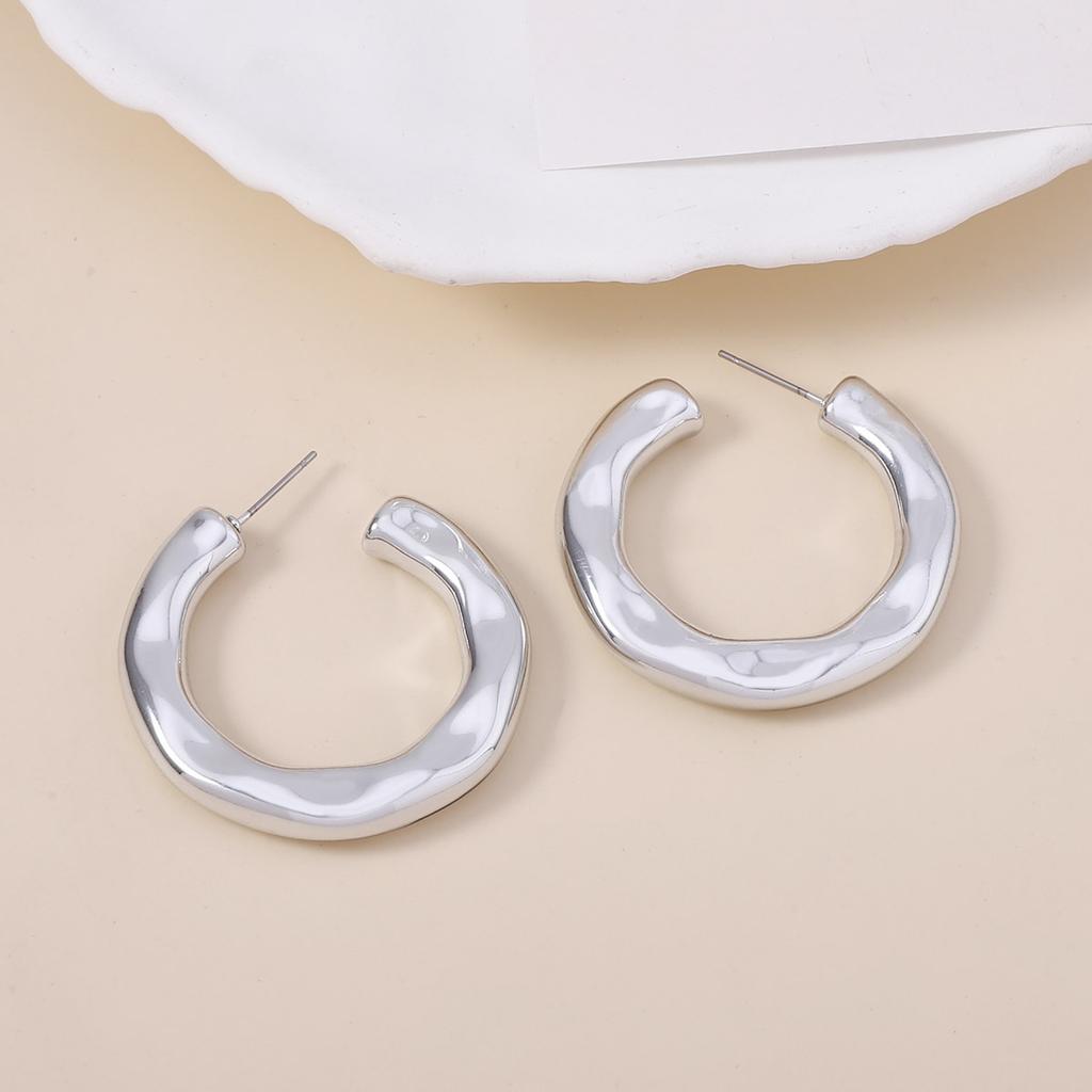 Stylish hammer-patterned geometric circle C-shaped stud earrings, simple wavy style, trendy, casual and elegant, niche earrings