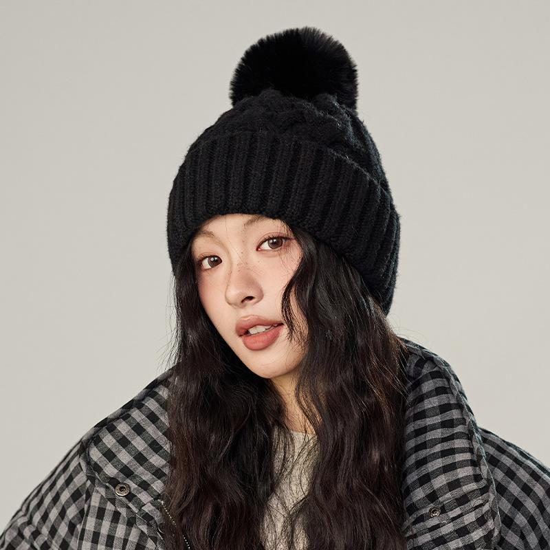 Winter New Women's Velvet Twist Hairball Knitted Hat Outdoor Cycling Warm Hat