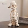 Figurina Teschio Decorativa Stile Street Hip-Hop Scheletro, Statuetta Teschio con Cappellino da Baseball Stampata 3D, Decorazione da Ufficio Scultura Cool per Scrivania di Casa
