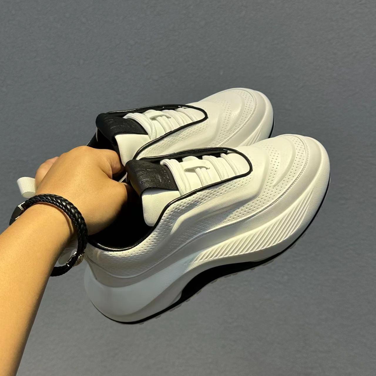 

«Мужская европейская обувь для пап 2023 года: Удобные, дышащие, с толстой подошвой, сверхлегкие, увеличивающие рост роскошные спортивные кроссовки. 40 белый/чёрный