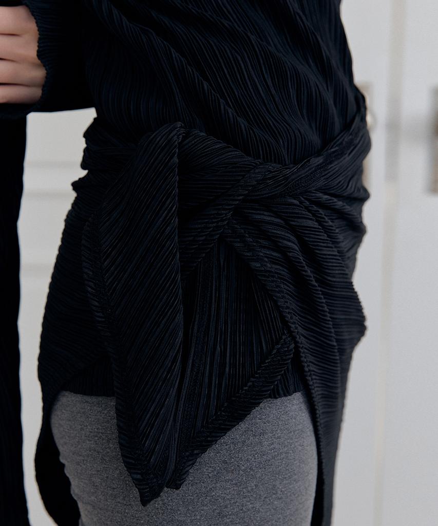 Meojiaenminggeul Iconic Pleats Wrap Scarf Blouse T (Black)
