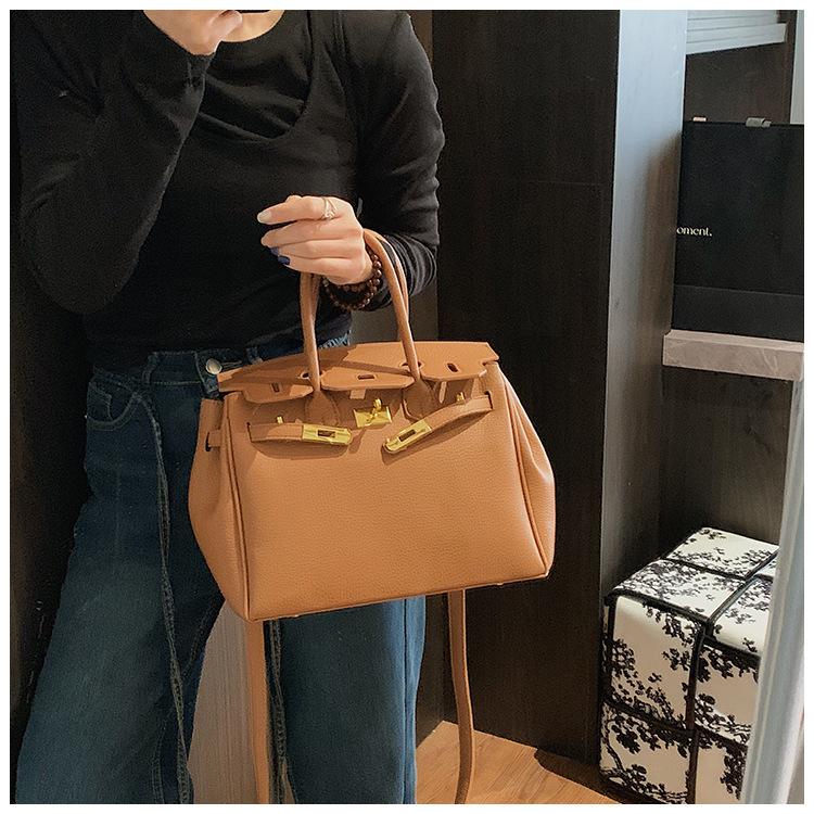 

Light luxury bag women s hand-held new trendy large-capacity temperament fashionable commuting platinum bag messenger bag коричневый