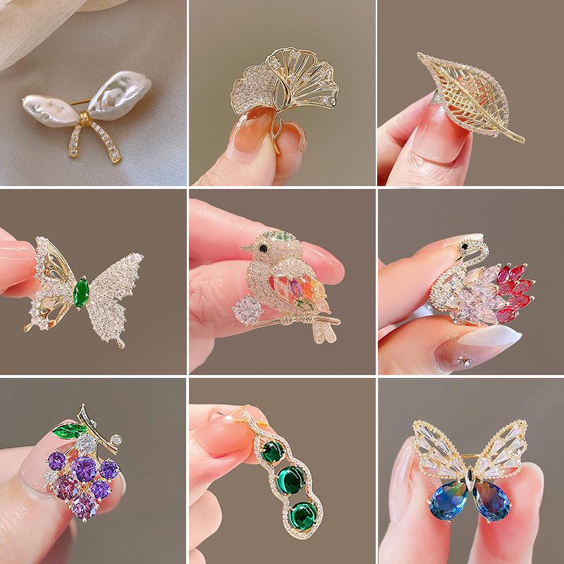2024 Women's High-Grade Anti-Exposure Brooch: Stylish, Niche Design Clothes Pin.