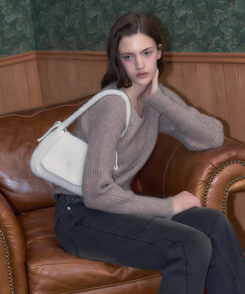 Leathery Ribbon Angora Knit Shoulder Bag [Black]