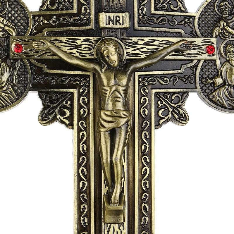Figúrky cirkevných relikvií, ukrižovaný Ježiš Kristus na stojane, kríž, ukrižovaný, dekorácia domácej kaplnky