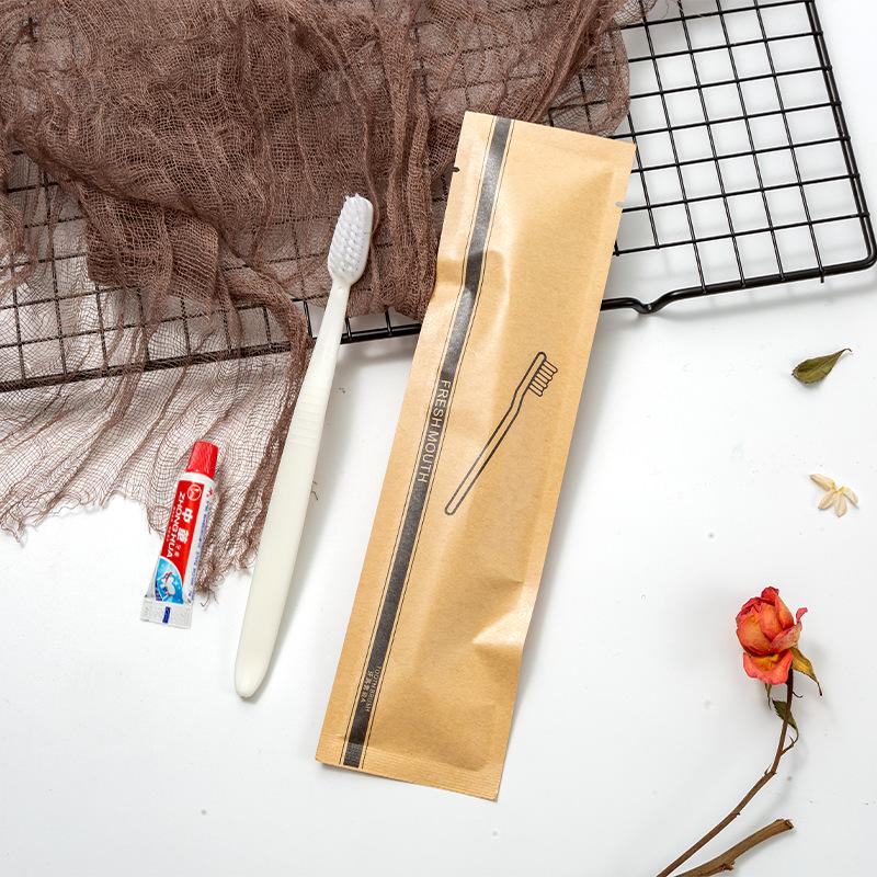 

Одноразовые туалетные принадлежности для отеля B&B Kraft Paper Bag: Зубная щетка, зубная паста, гель для душа.