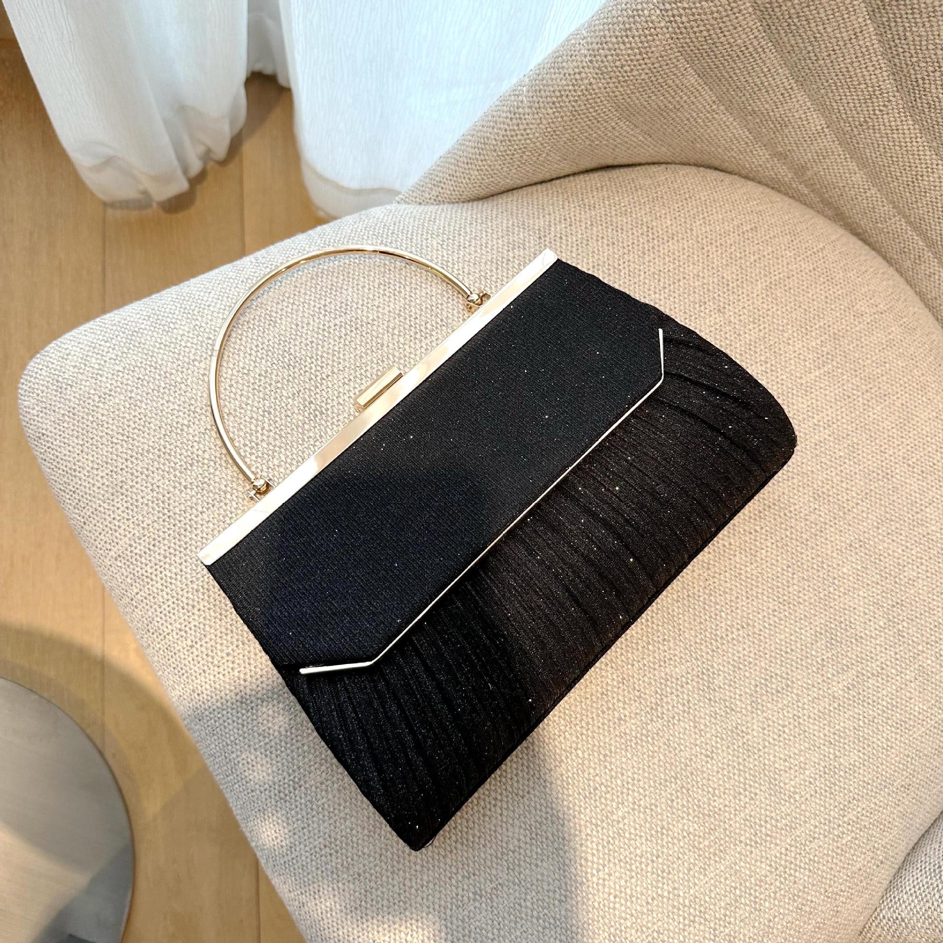 

Фактурный плиссированный вечерний клатч – универсальная маленькая сумочка для банкетов и вечеринок чёрный