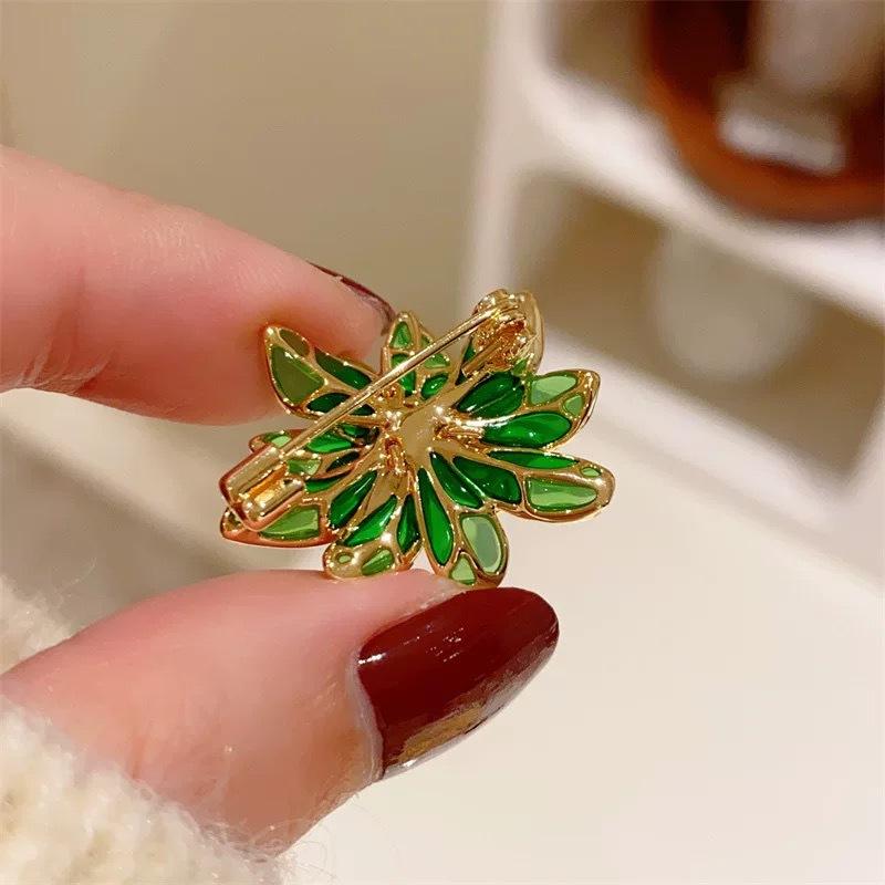 Exquisite Green/Red Lotus Flower Brooch With Zirconia Jewelry For Girls Chic Gifts Accessories Cloth Pin