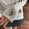 Abstrakte hohle Metallanhänger Halskette Schwarzes PU-Lederband Halskette Verstellbare Sweater-Kette Modischer Choker