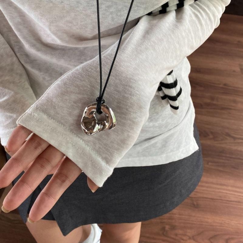 Abstrakte hohle Metallanhänger Halskette Schwarzes PU-Lederband Halskette Verstellbare Sweater-Kette Modischer Choker