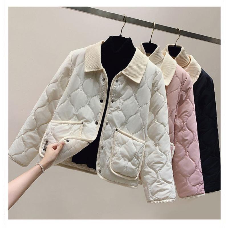 Stylische kurze wattierte Jacke für Studentinnen im College Style mit Slimming Effekt