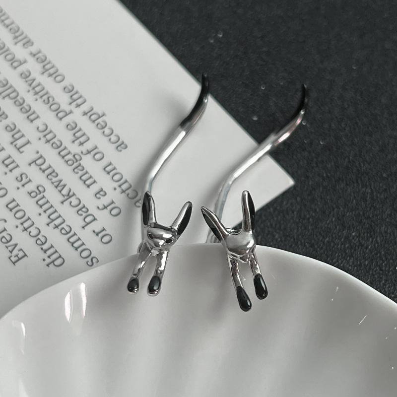 

Dripping oil long-tailed fox earrings are simple and cold, wind studs, fashionable and versatile, and high-end earrings.