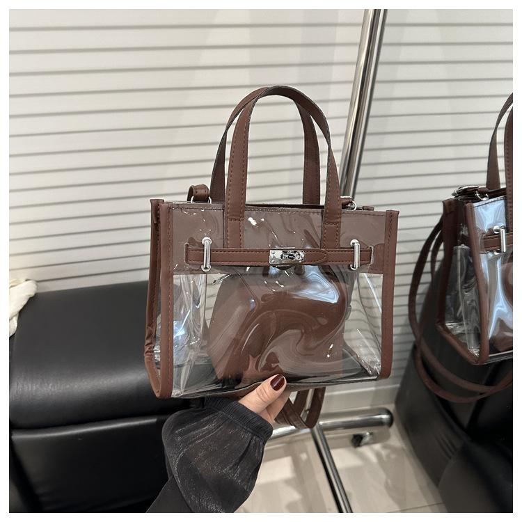 

Прозрачная ПВХ сумка-желе весна 2025 новая Mori мягкая девушка модная универсальная портативная сумка-мессенджер через плечо сумка-тоут с письмом темно-коричневого