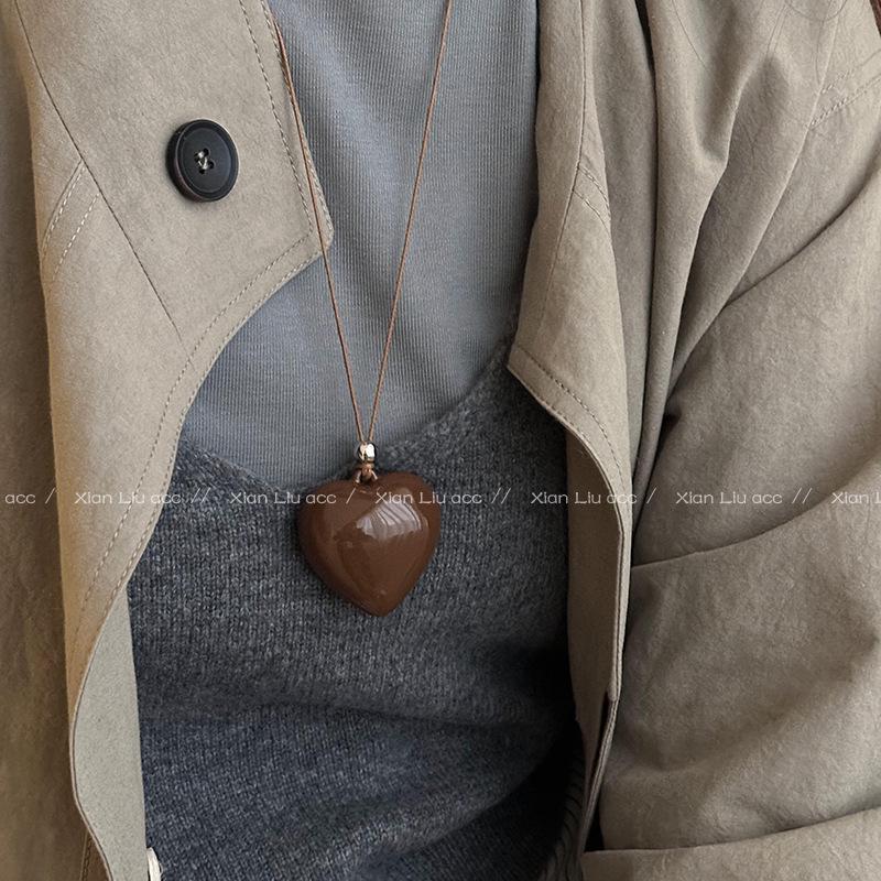 Colar Coração Couro Retrô 2025 para Mulheres - Corrente Clavicular Luxo Leve por Anco Lei