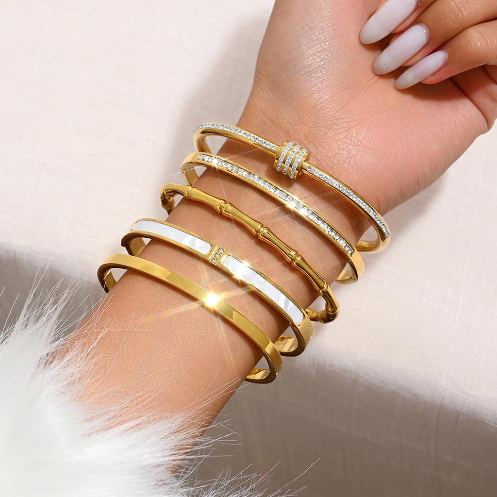 Europe and the United States Hot Stainless Steel Four-leaf Clover Lucky Bracelet Fashion Women's Nail Bracelet Gold Bangles