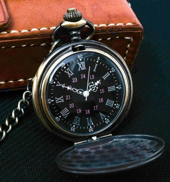 Taschenuhr im antiken Stil aus Wolframstahl mit arabischen Ziffern, poliertes Klappdesign, erhältlich in 4 Farben