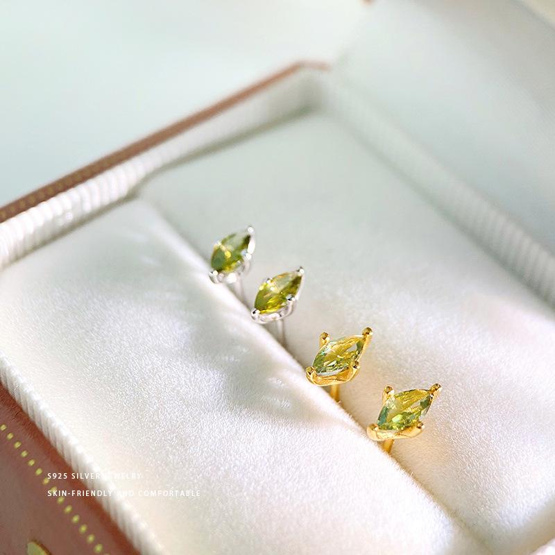 Die Harnröhre muss beim Schlafen nicht entfernt werden. Olivgrüne Smaragdohrringe. Einfaches Temperament. Kleine und exquisite Ohrringe.