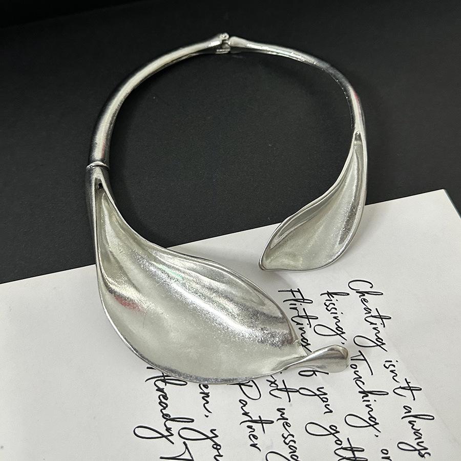 

Ожерелье с золотыми листьями и цветами — европейский и американский стиль, мода высокого класса, преувеличенно открытый дизайн