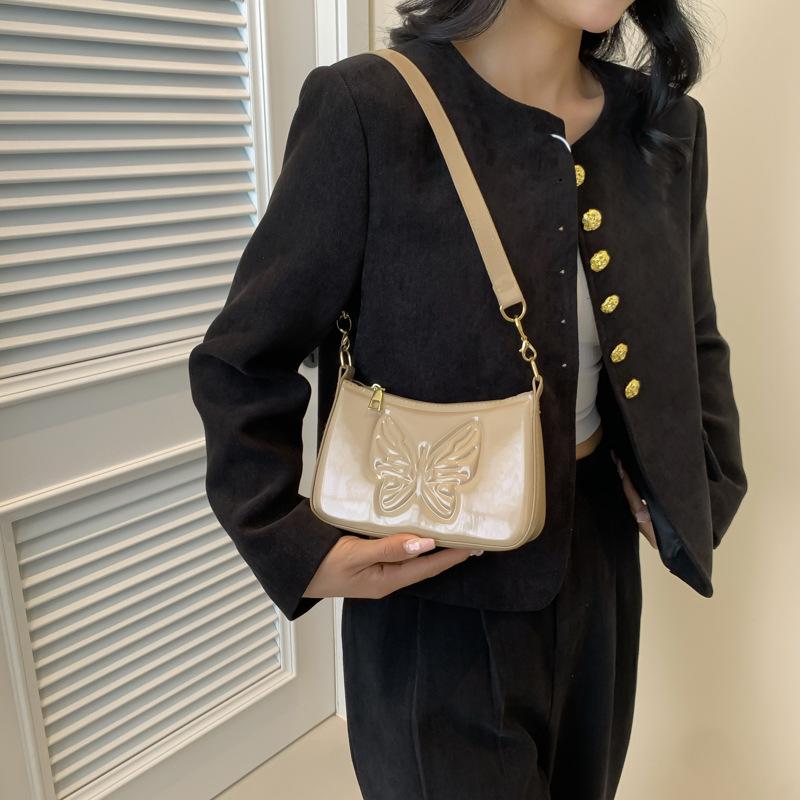 Сумка подмышкой из глянцевой лакированной кожи с тиснением в виде бабочки — фото 3