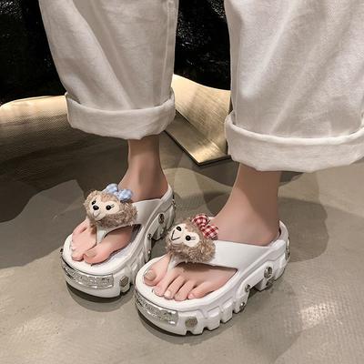 Im Sommer 2025 wird die neue Zeichentrickpuppe draußen getragen, und die niedlichen, coolen Slipper sind Damen-Flip-Flops mit dicker Sohle und Plateau.. Damen fli