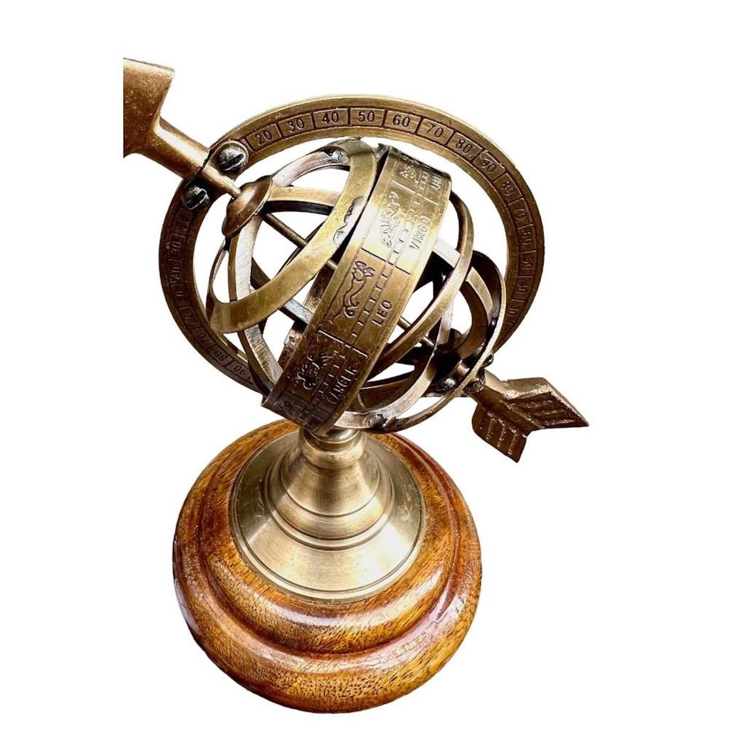 Vintage armilární koule na elegantním dřevěném podstavci: Nostalgický dekorační doplněk pro váš domov: Armilární koule inspirovaná antikou