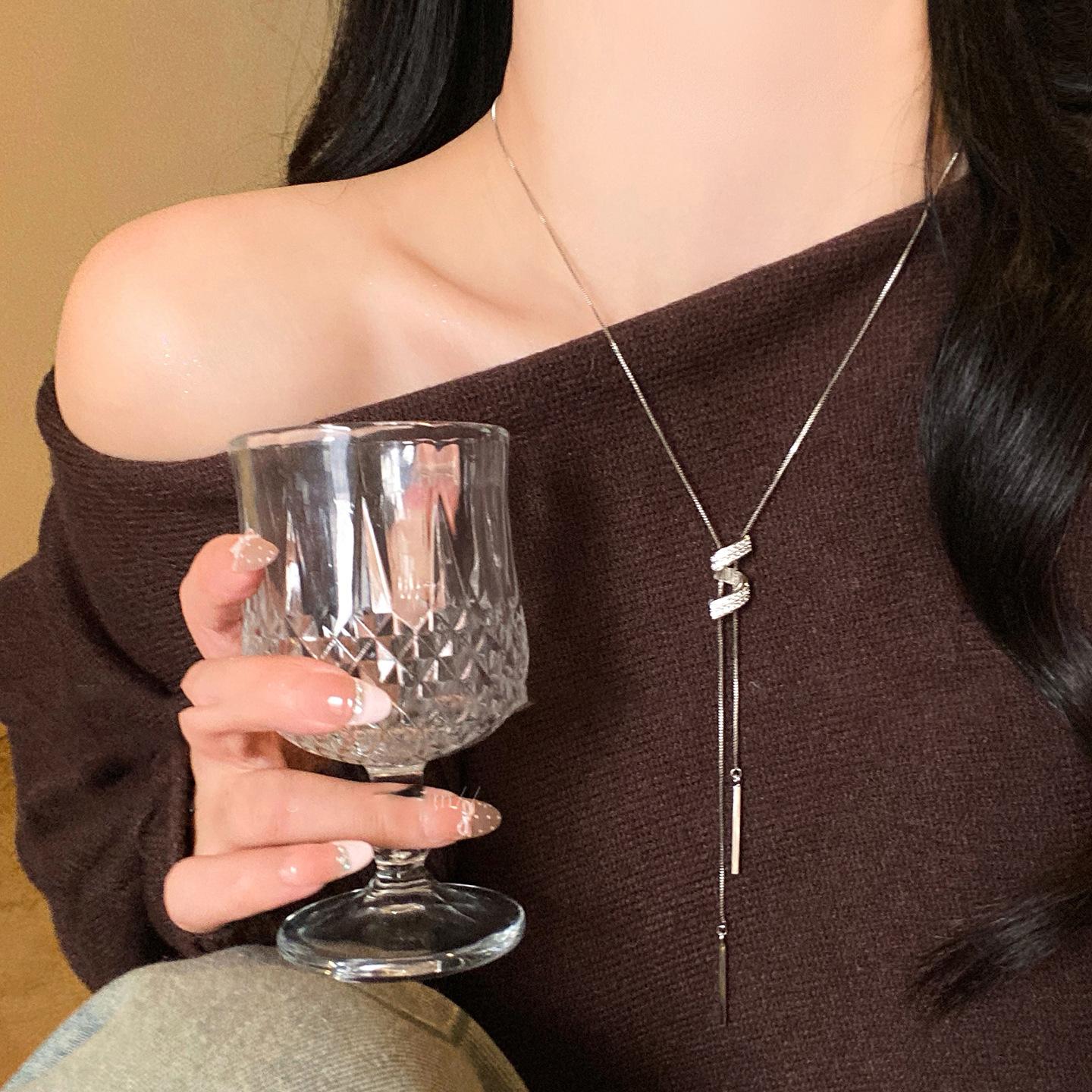 

Light Luxury Twisted Letter S Pendant Necklaces for Women Ladies Temperament Trend Versatile Sweater Necklaces Jewelry Wholesale